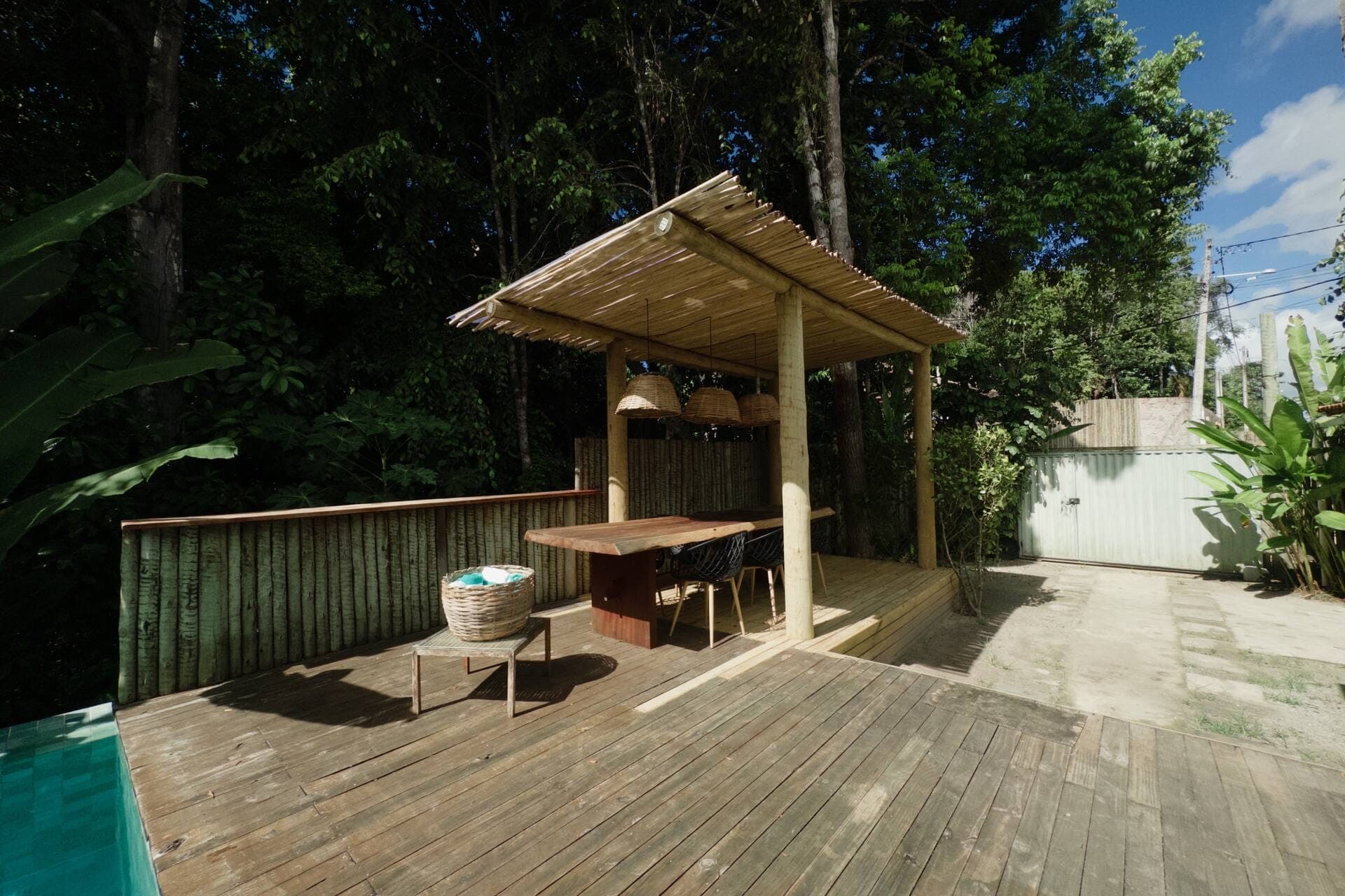 Quiosque da área gourmet visto do deck, em dia de sol